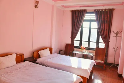 Habitación con dos camas individuales y vistas al jardín — Thanh Ha Homestay Sapa