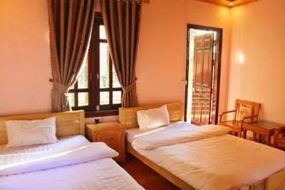 Habitación con dos camas individuales y balcón — Thanh Ha Homestay Sapa